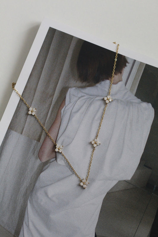 COLLIER NEVA